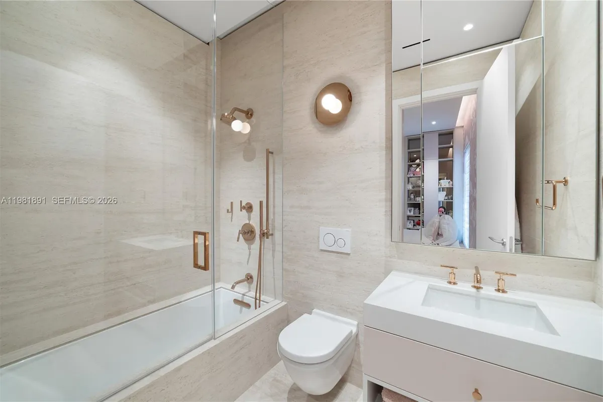 1522 Island Blvd, Aventura FL 33160