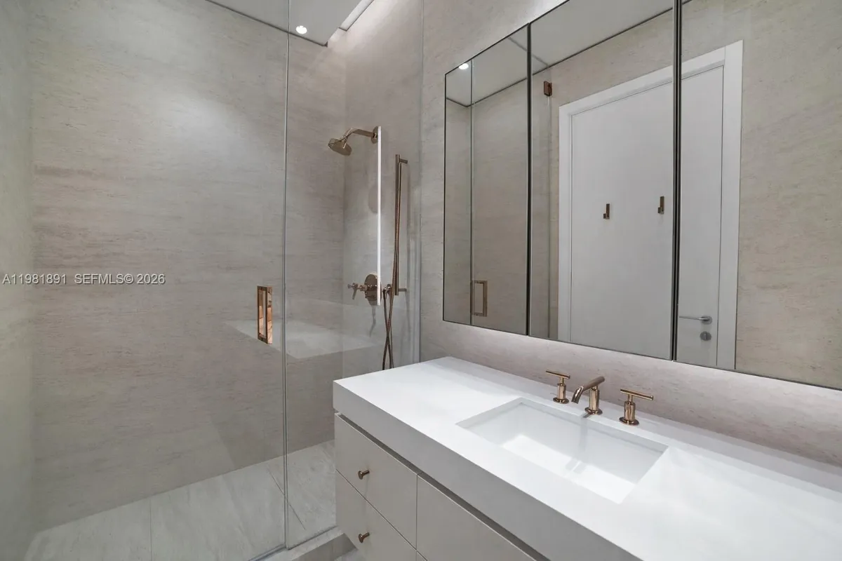 1522 Island Blvd, Aventura FL 33160