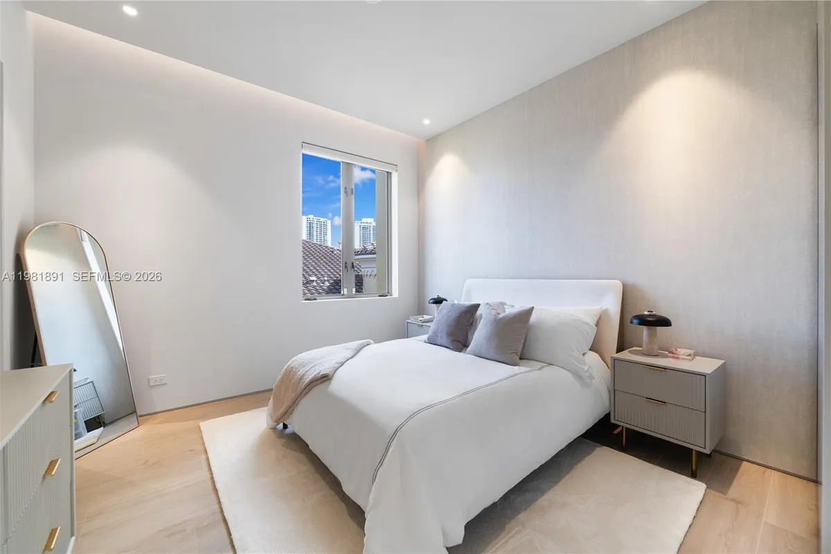 1522 Island Blvd, Aventura FL 33160