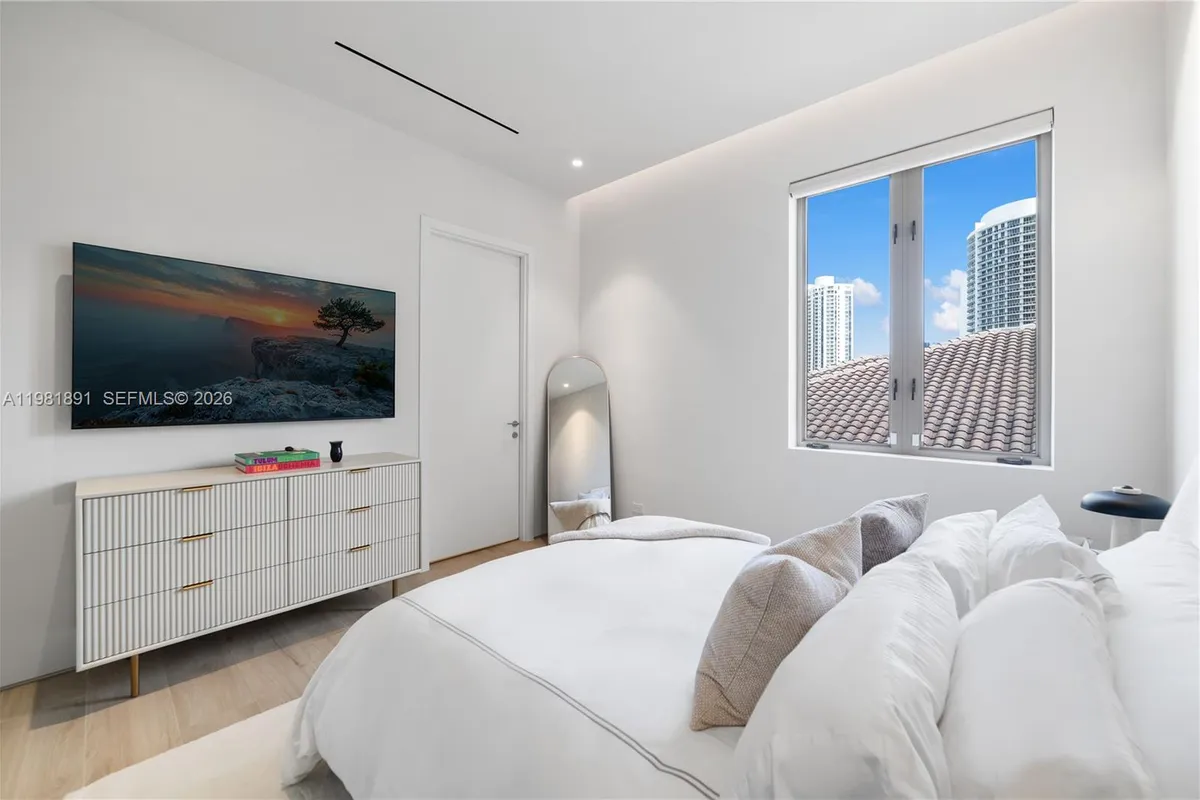 1522 Island Blvd, Aventura FL 33160