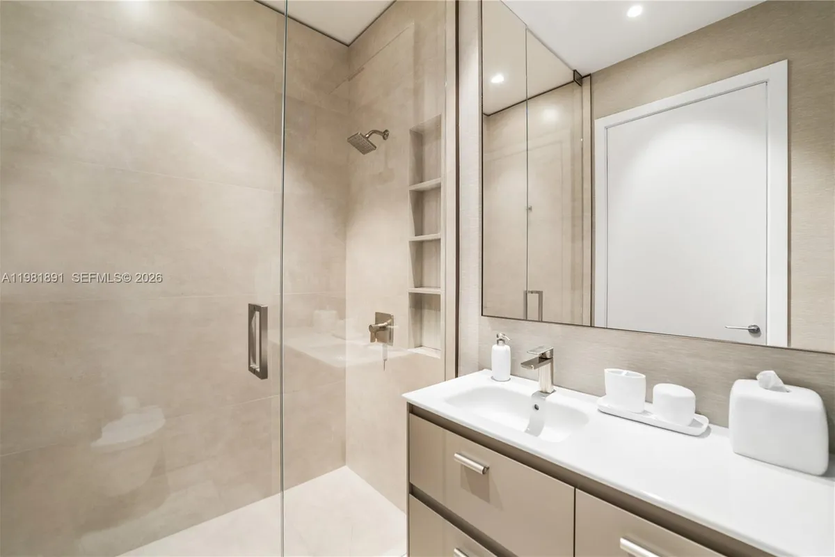 1522 Island Blvd, Aventura FL 33160