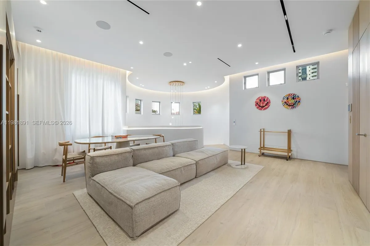 1522 Island Blvd, Aventura FL 33160