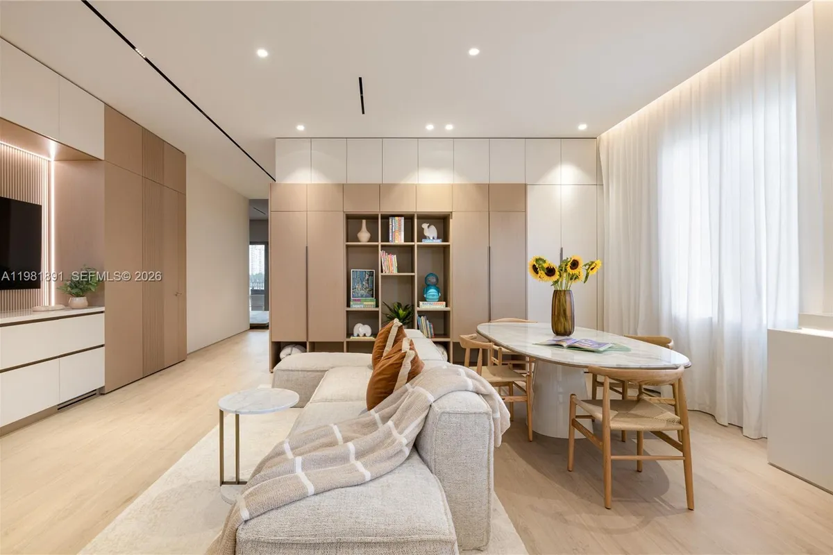 1522 Island Blvd, Aventura FL 33160