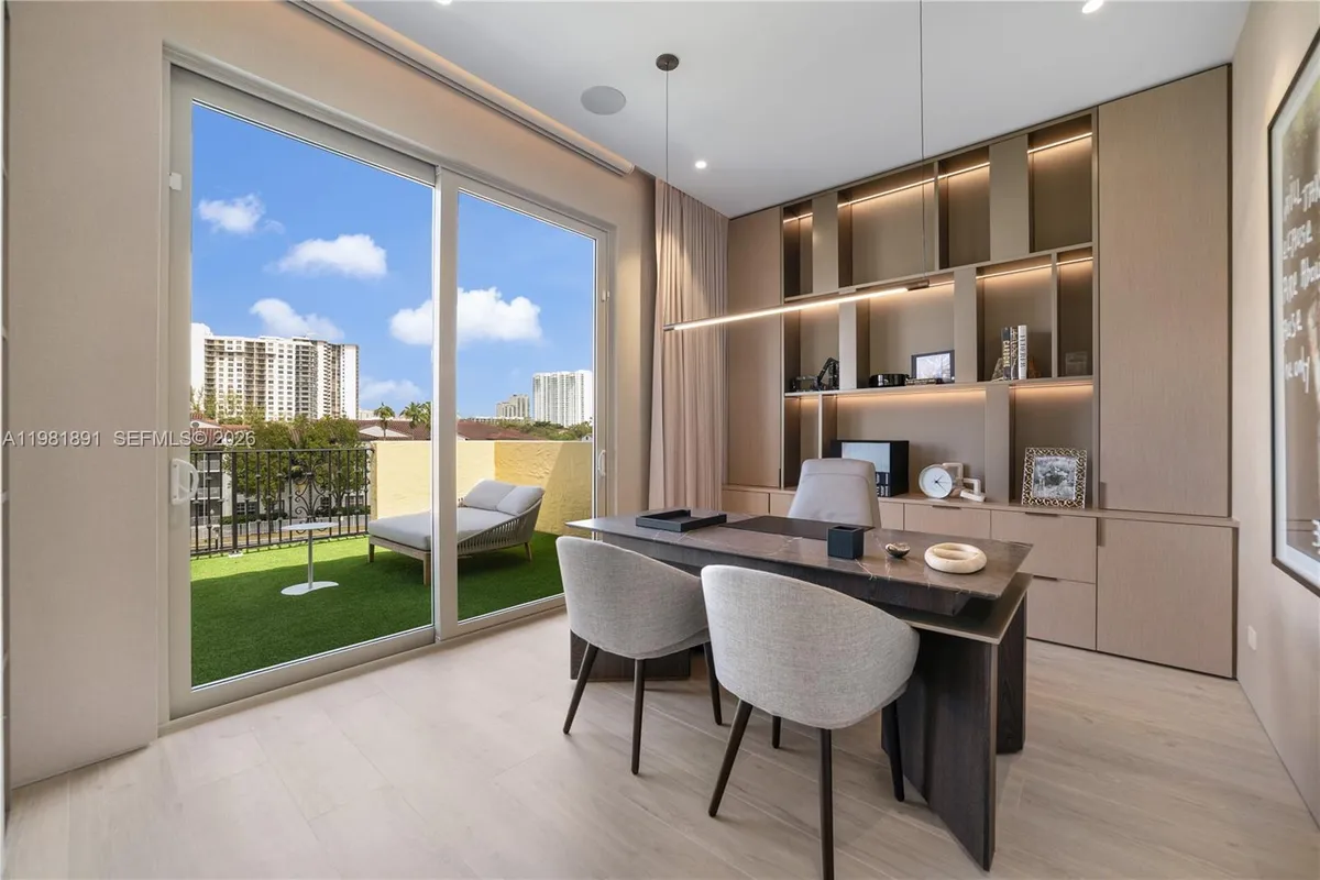 1522 Island Blvd, Aventura FL 33160