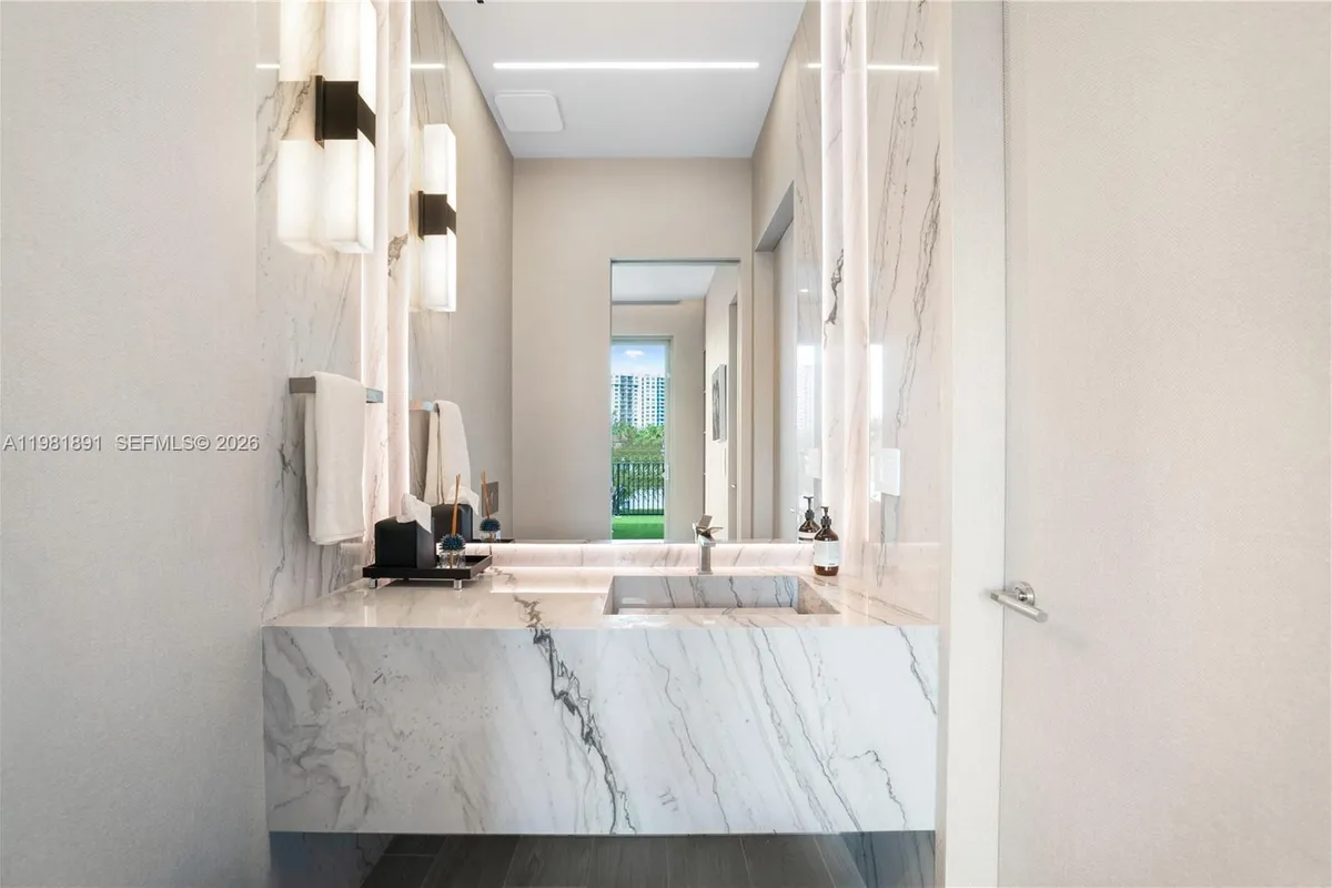 1522 Island Blvd, Aventura FL 33160