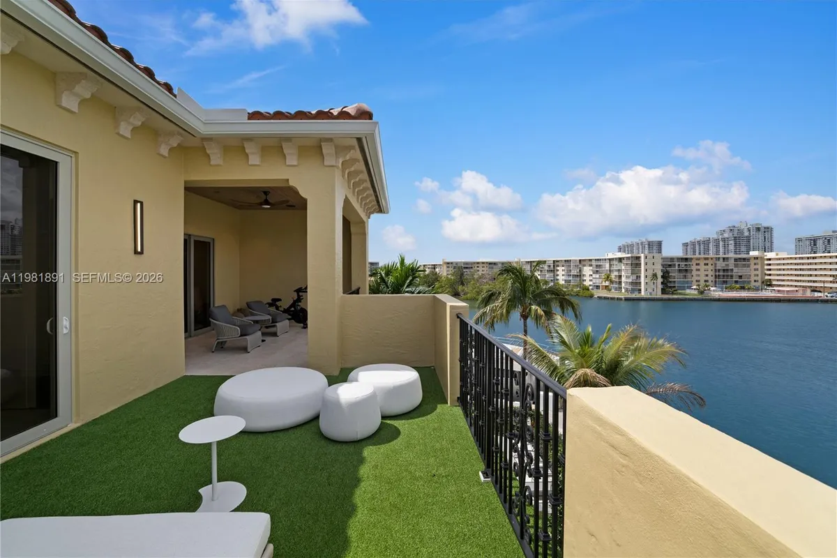 1522 Island Blvd, Aventura FL 33160