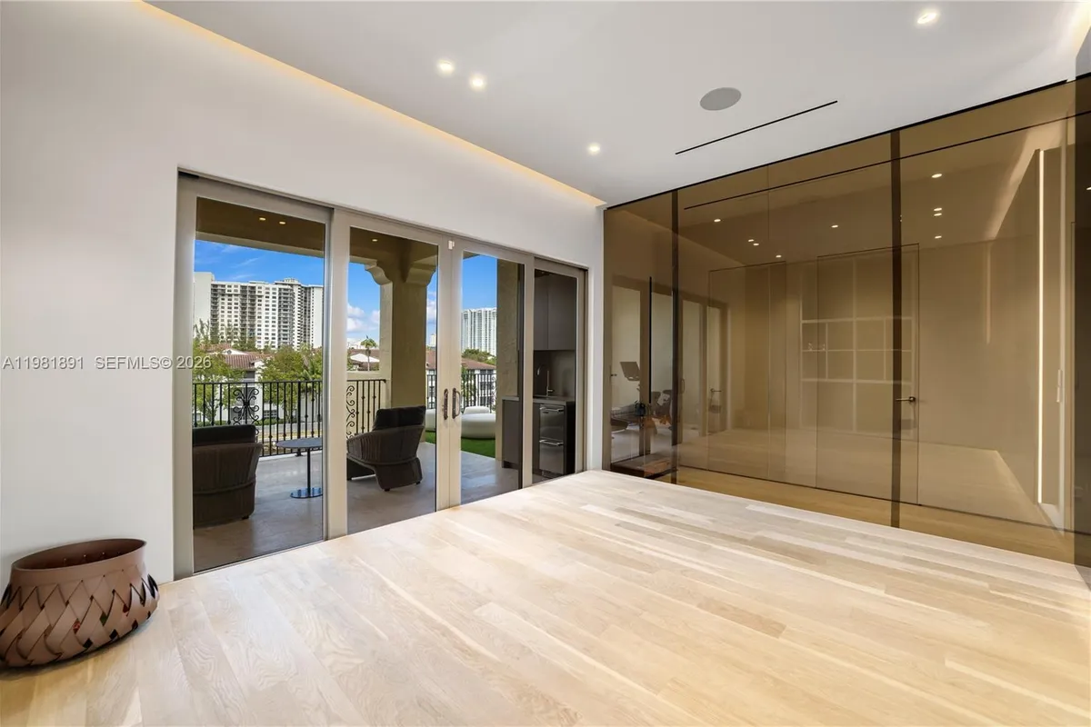 1522 Island Blvd, Aventura FL 33160