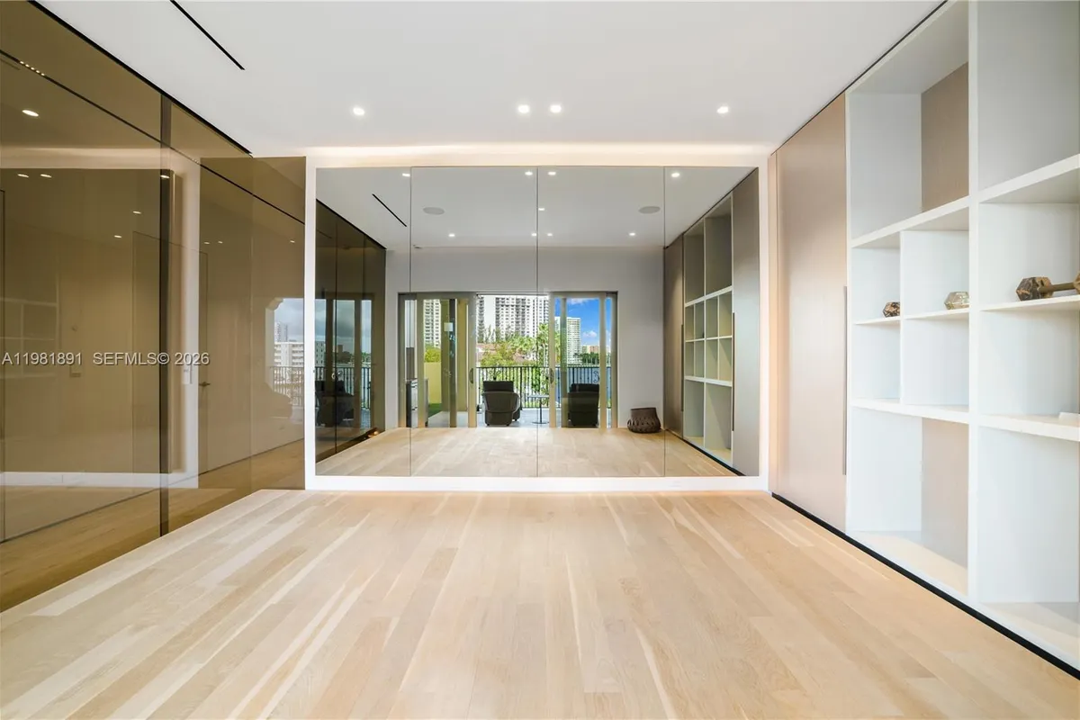 1522 Island Blvd, Aventura FL 33160