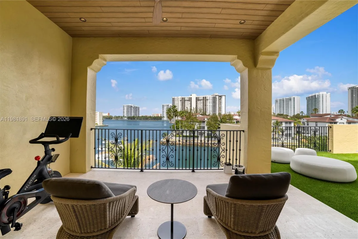 1522 Island Blvd, Aventura FL 33160