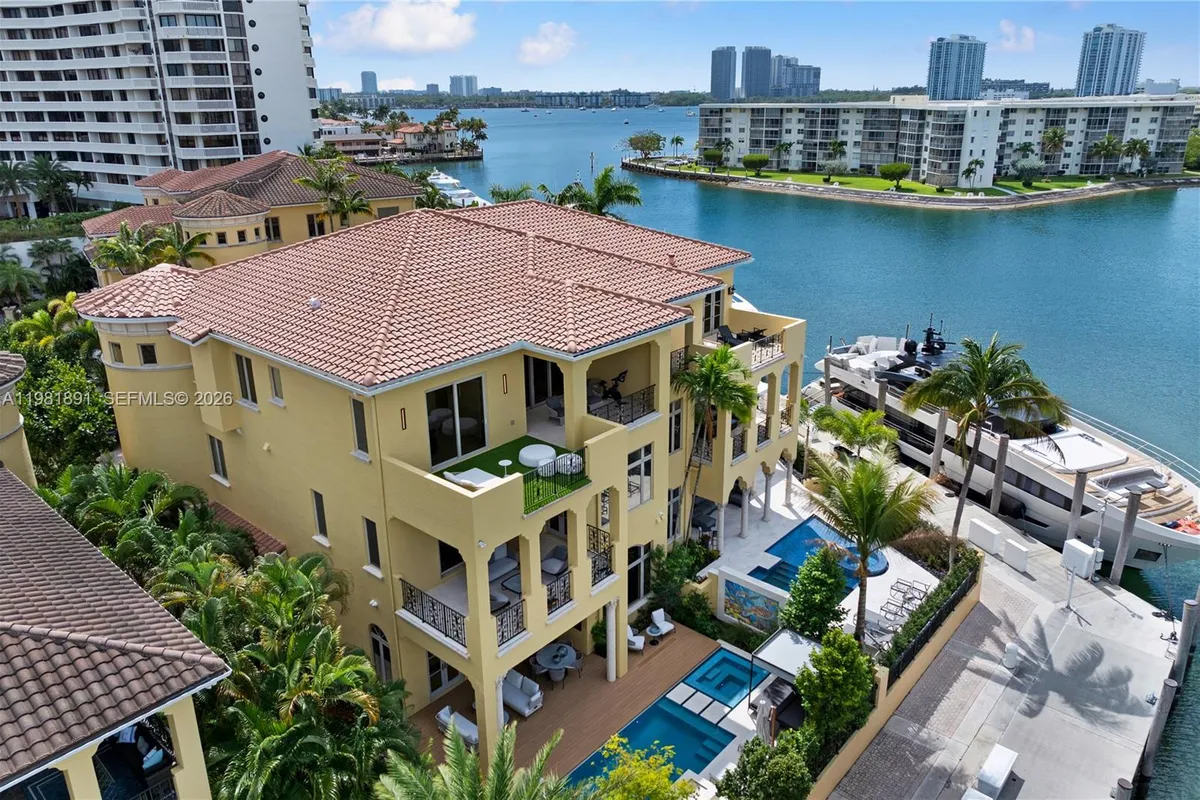 1522 Island Blvd, Aventura FL 33160