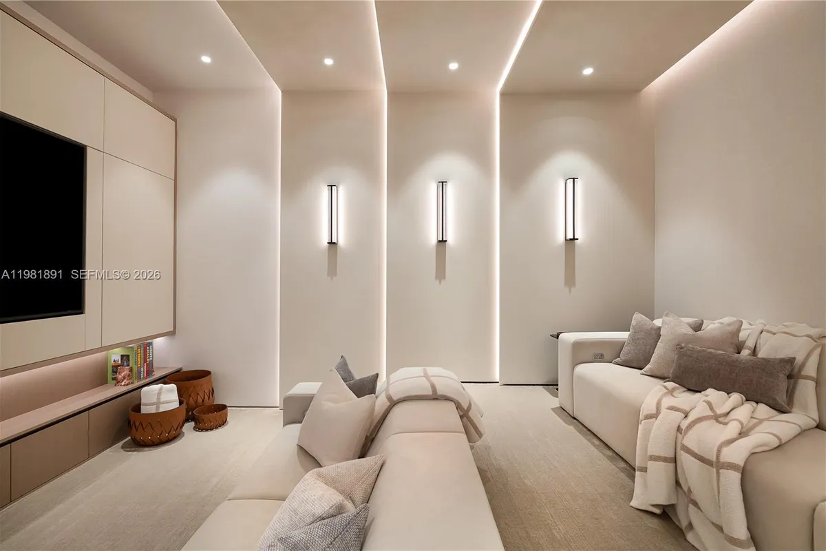 1522 Island Blvd, Aventura FL 33160