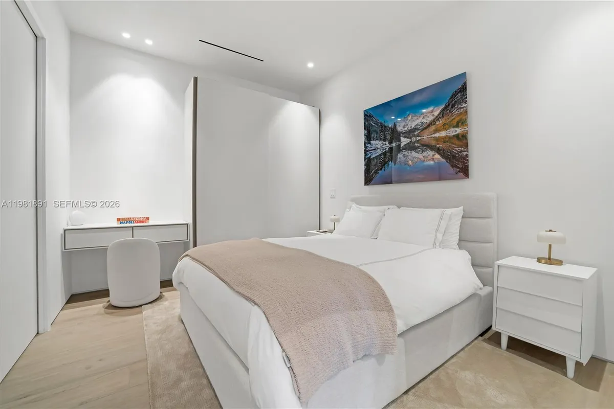 1522 Island Blvd, Aventura FL 33160