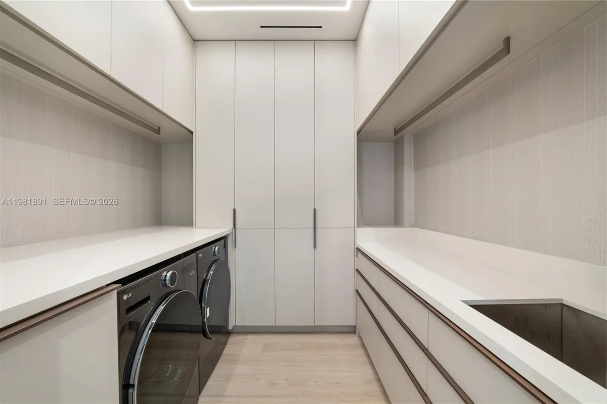 1522 Island Blvd, Aventura FL 33160