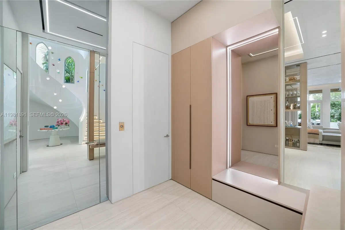 1522 Island Blvd, Aventura FL 33160