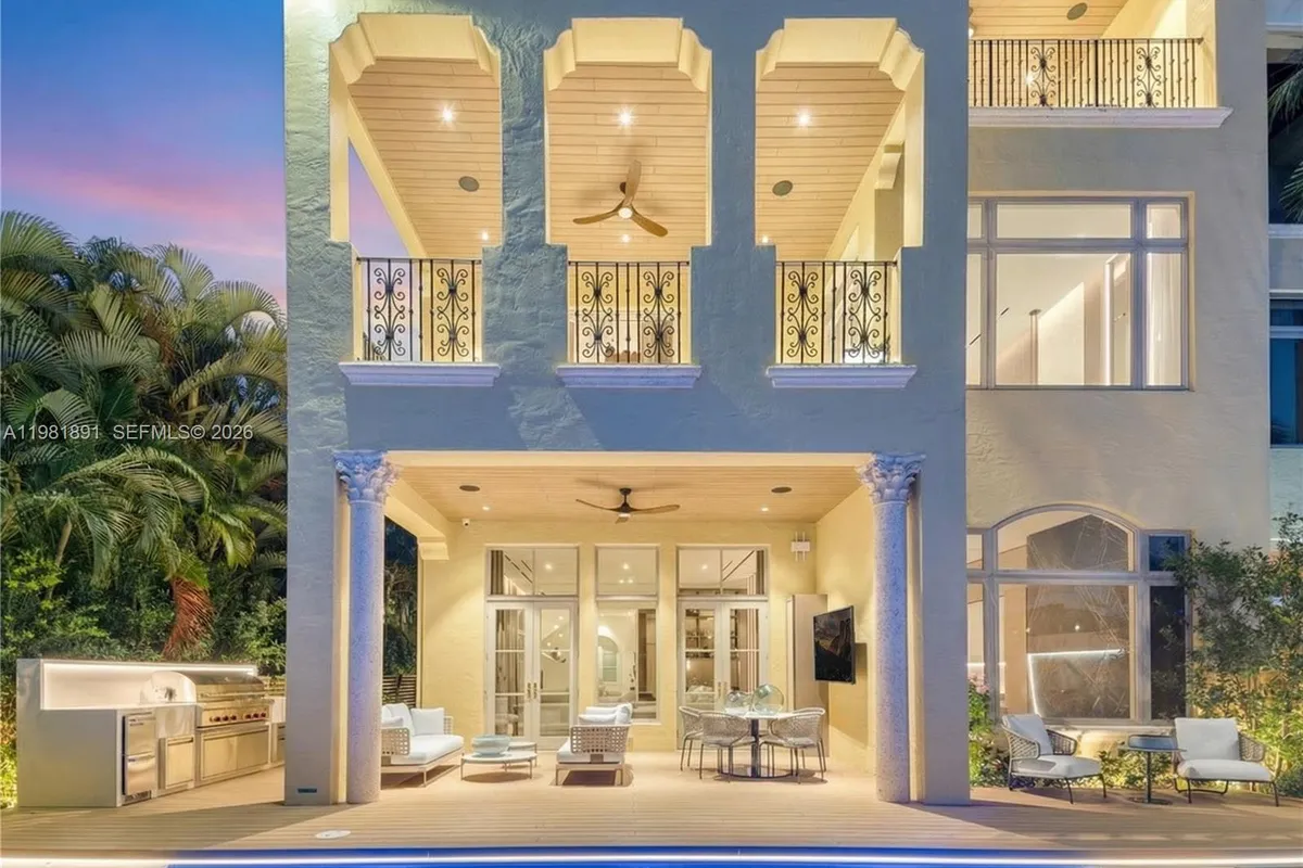 1522 Island Blvd, Aventura FL 33160