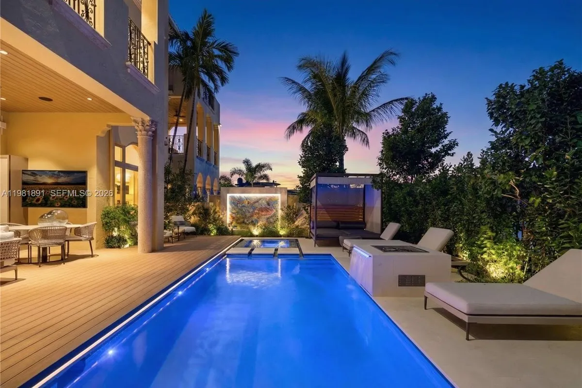 1522 Island Blvd, Aventura FL 33160