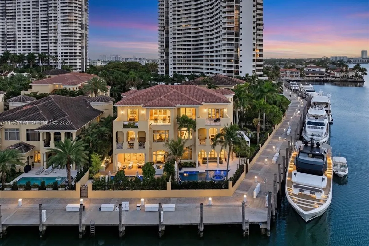 1522 Island Blvd, Aventura FL 33160