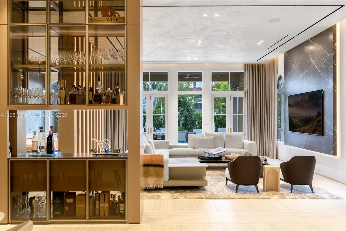 1522 Island Blvd, Aventura FL 33160