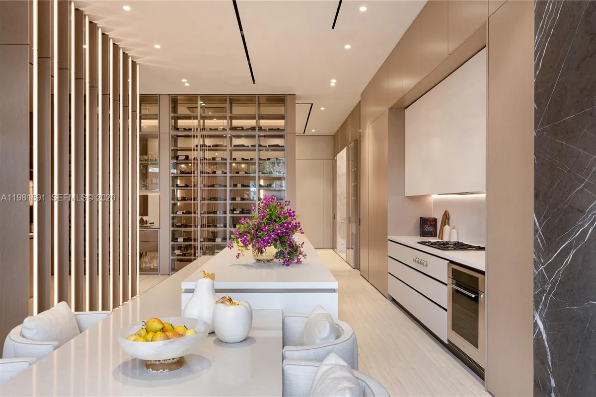 1522 Island Blvd, Aventura FL 33160