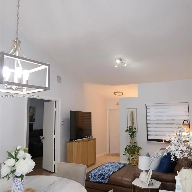 1021 NW 79th Ave, Plantation FL 33322