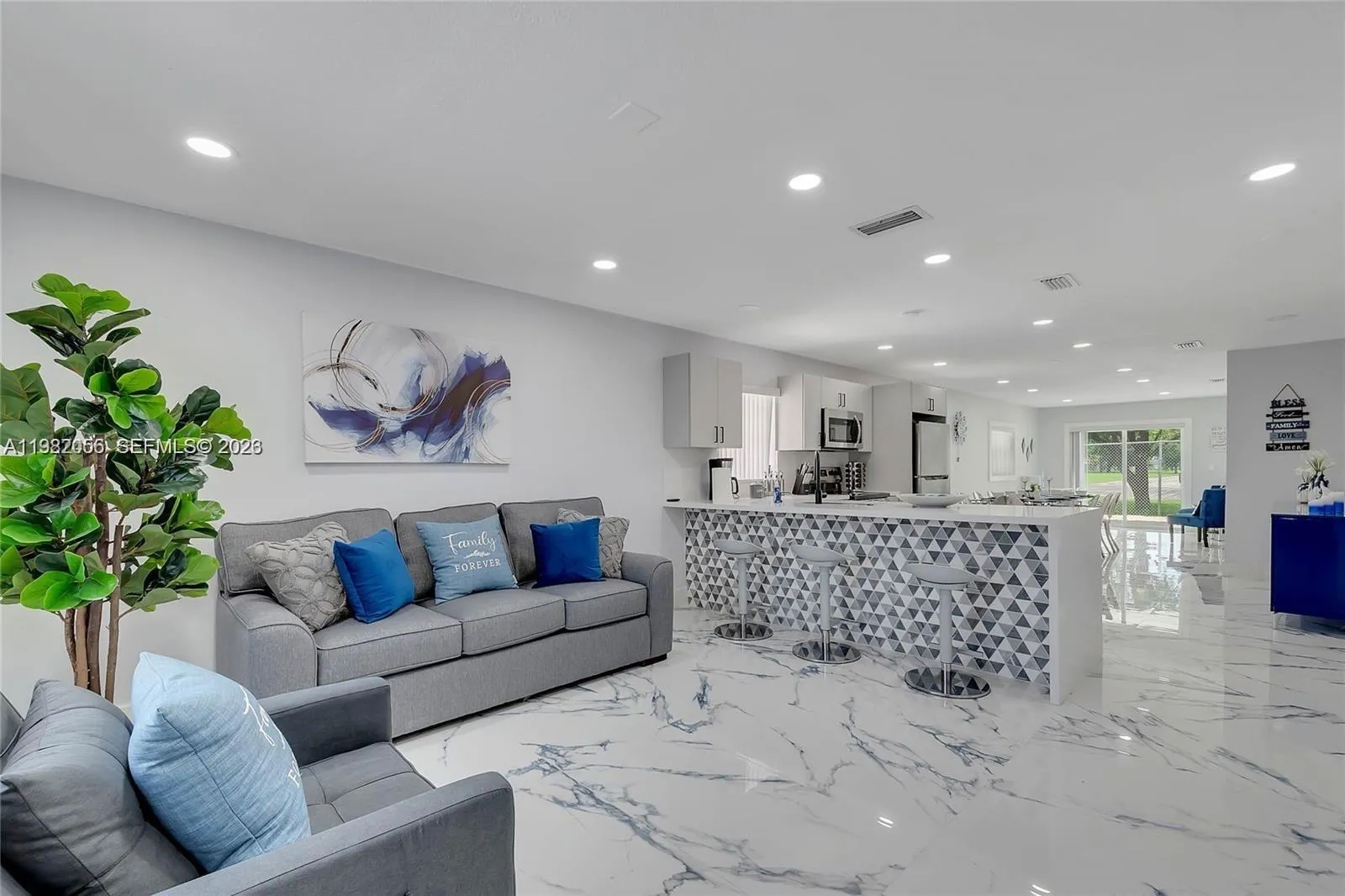 895 W 39th Pl, Hialeah FL 33012