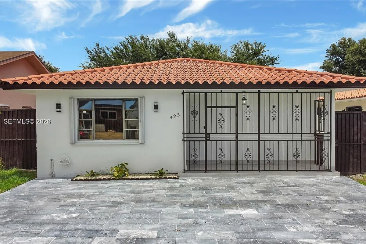 895 W 39th Pl, Hialeah FL 33012