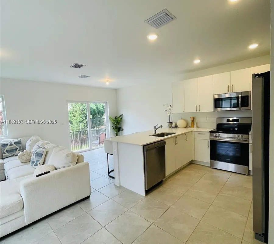 5000 SW 37th St, Pembroke Park FL 33023