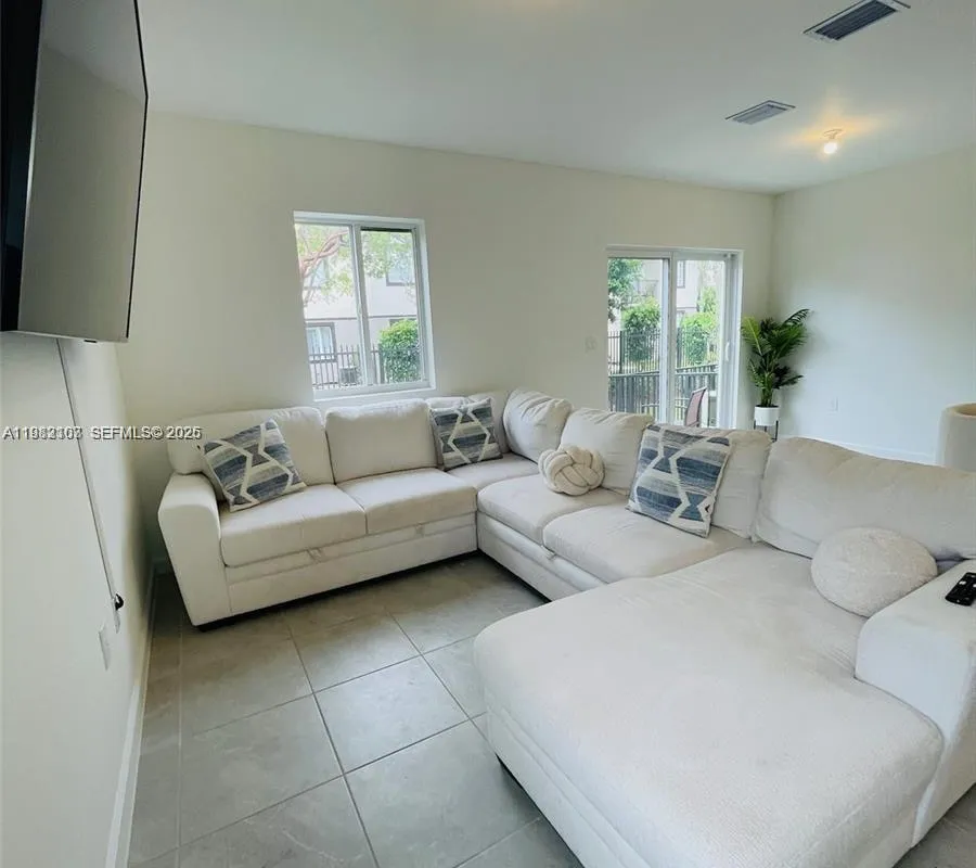 5000 SW 37th St, Pembroke Park FL 33023