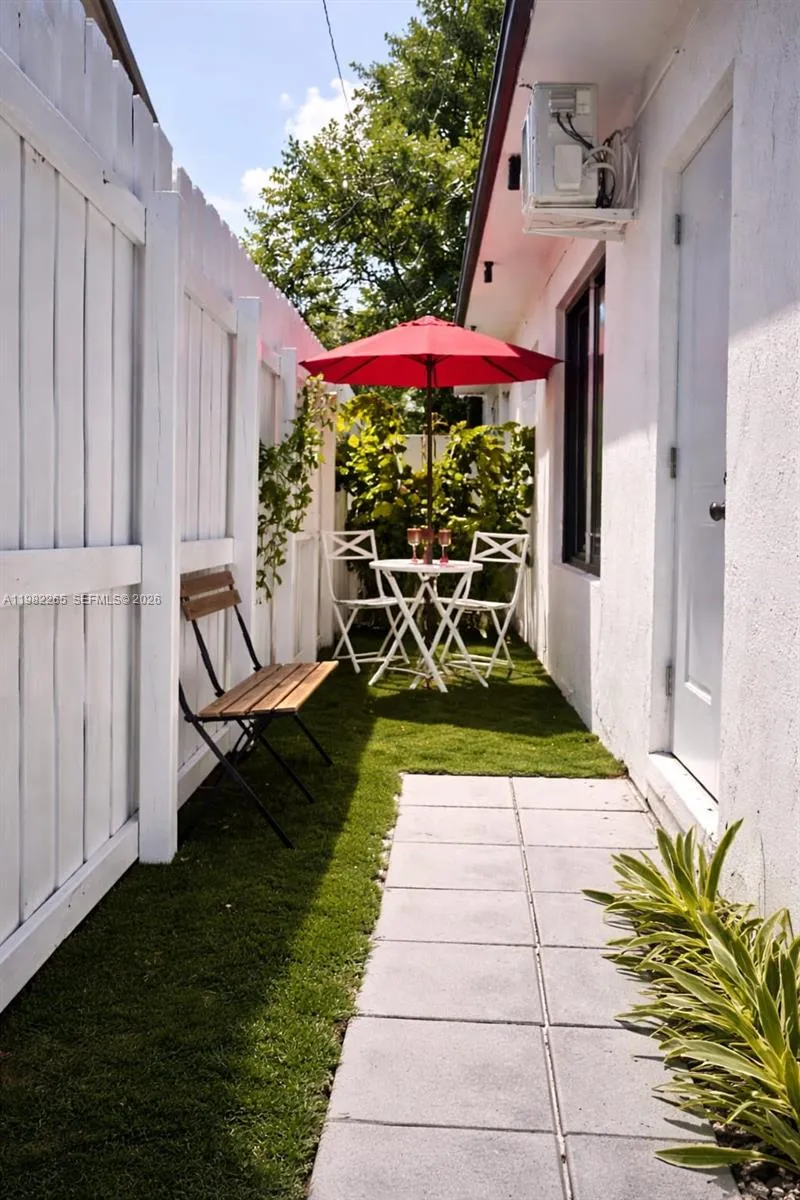 613 NW 10th St # 2, Hallandale Beach FL 33009