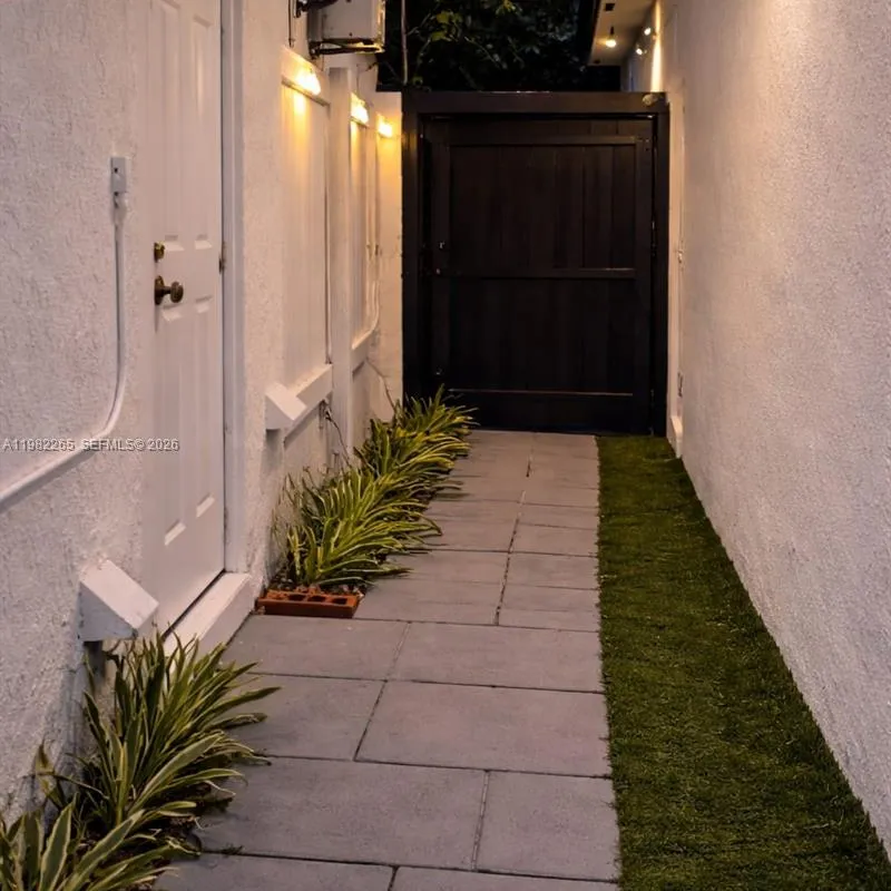 613 NW 10th St # 2, Hallandale Beach FL 33009