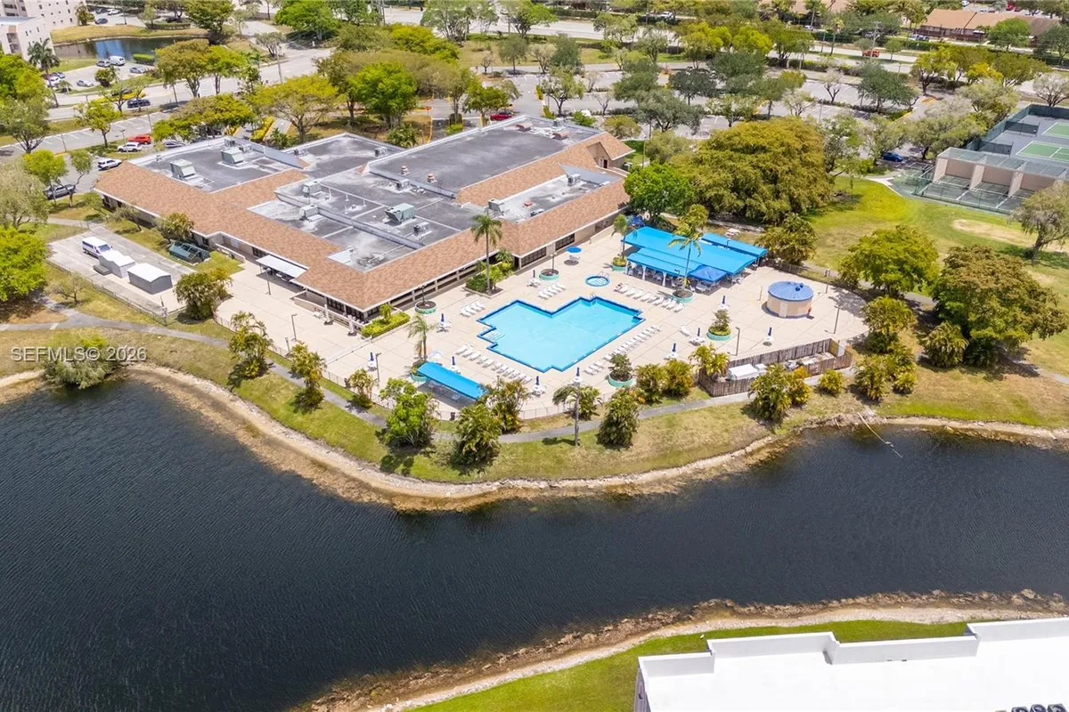 8950 Sunrise Lakes Blvd # 309, Sunrise FL 33322