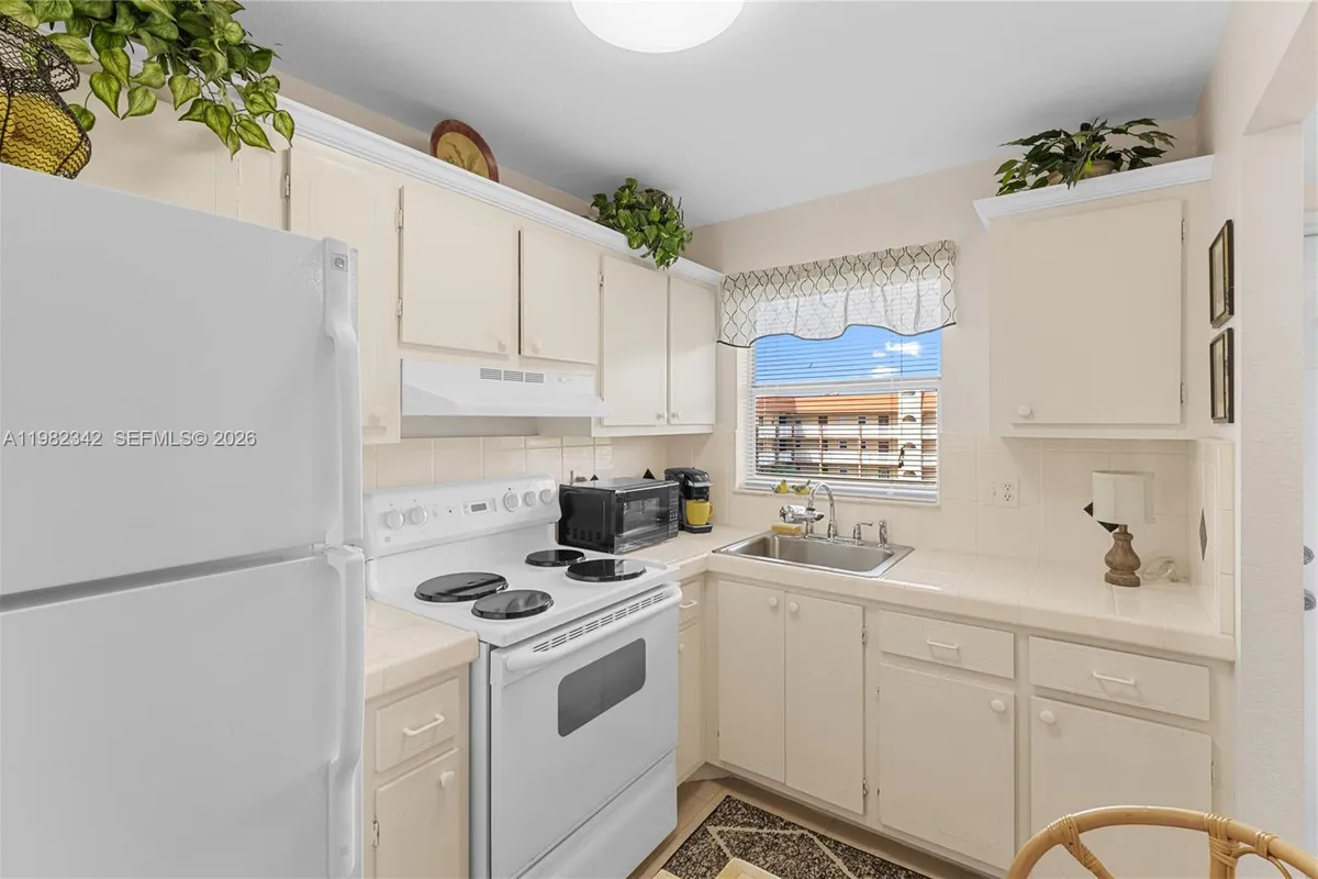 8950 Sunrise Lakes Blvd # 309, Sunrise FL 33322