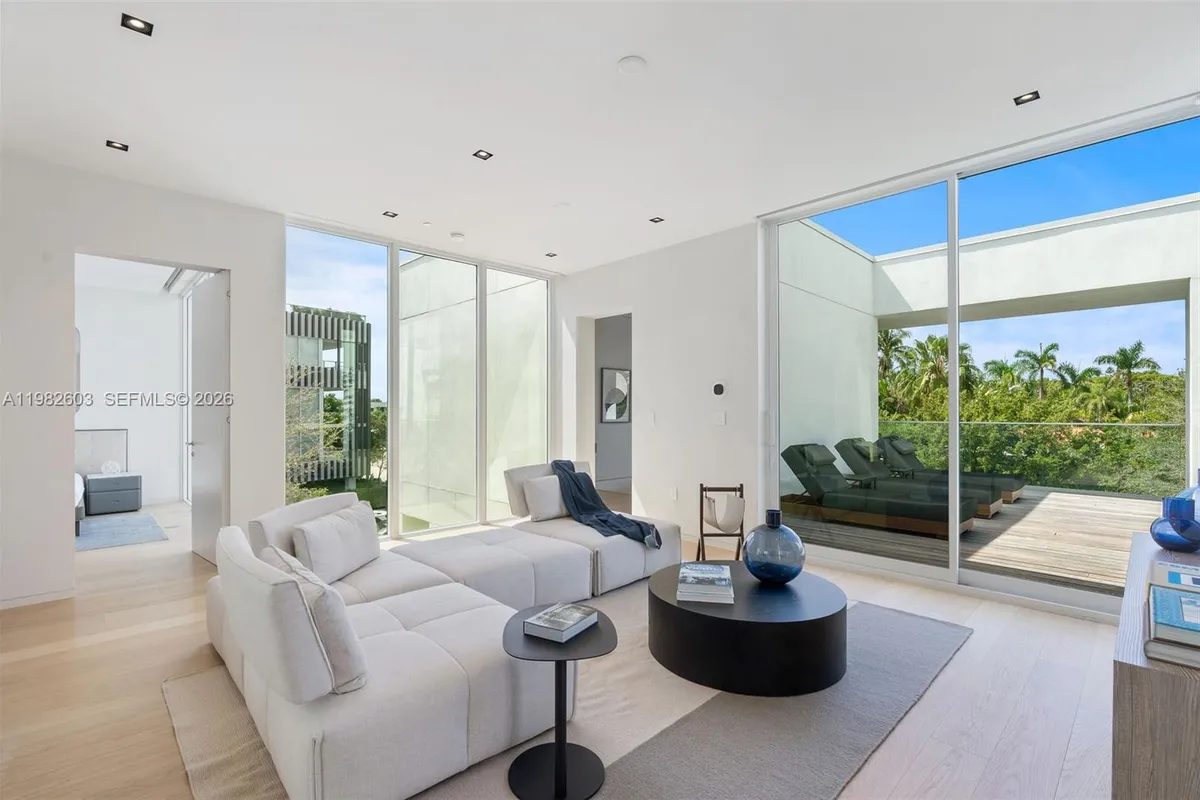 1011 W 48th St # 8, Miami Beach FL 33140