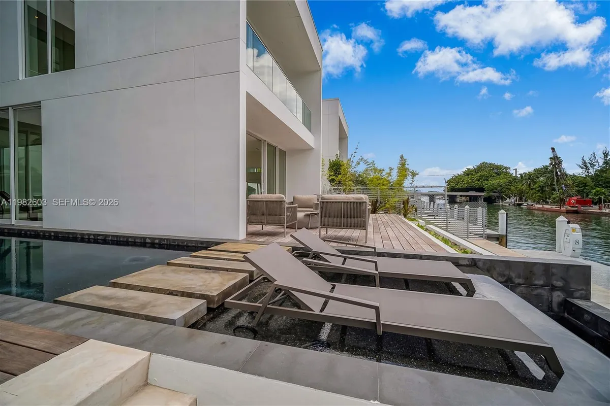 1011 W 48th St # 8, Miami Beach FL 33140