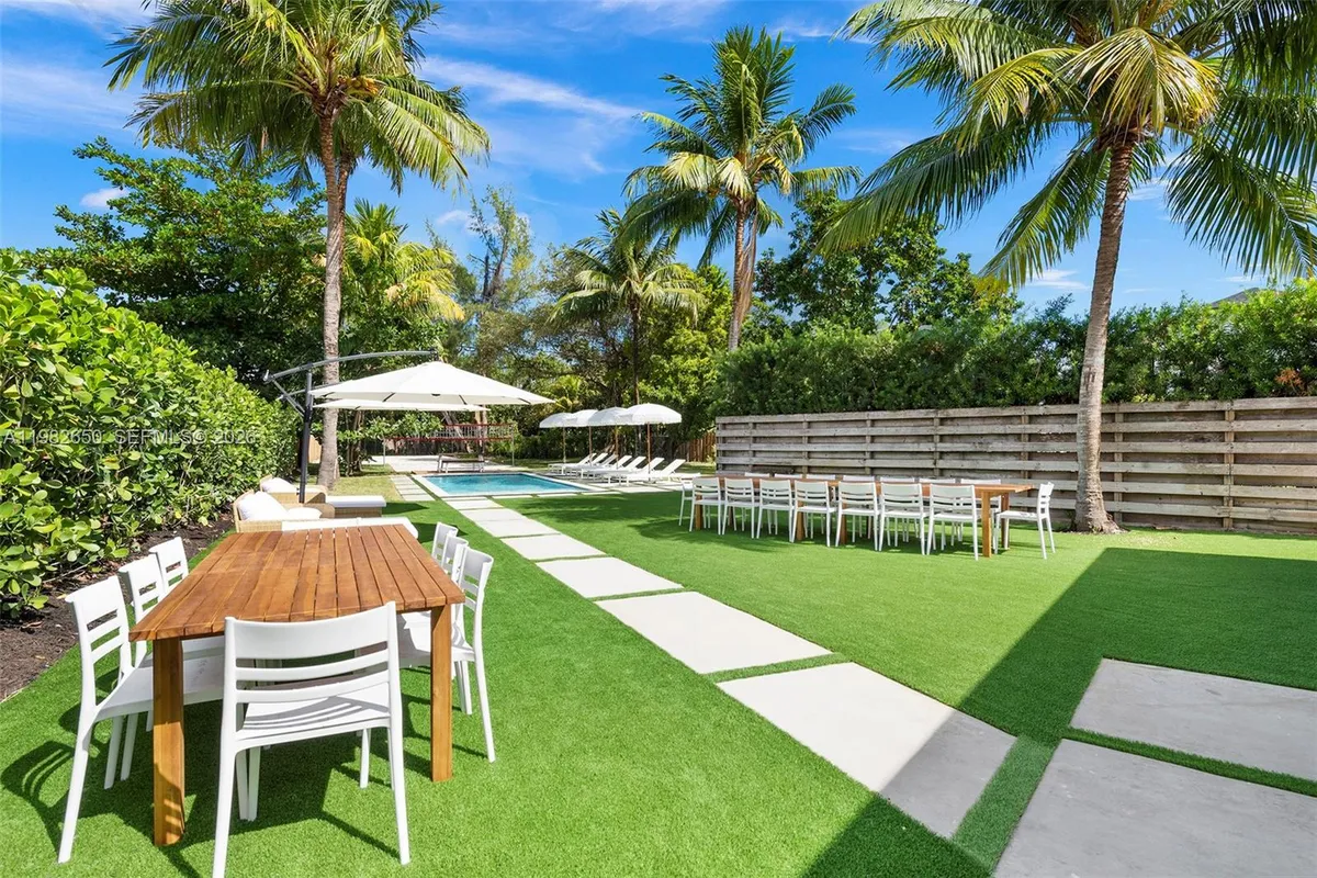 995 NE 107th St, Miami FL 33161