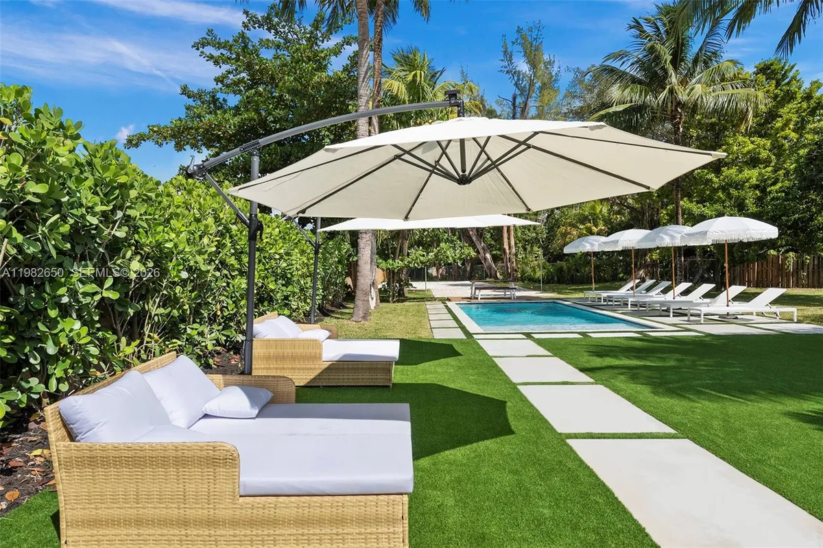 995 NE 107th St, Miami FL 33161