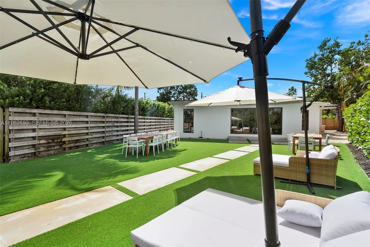 995 NE 107th St, Miami FL 33161