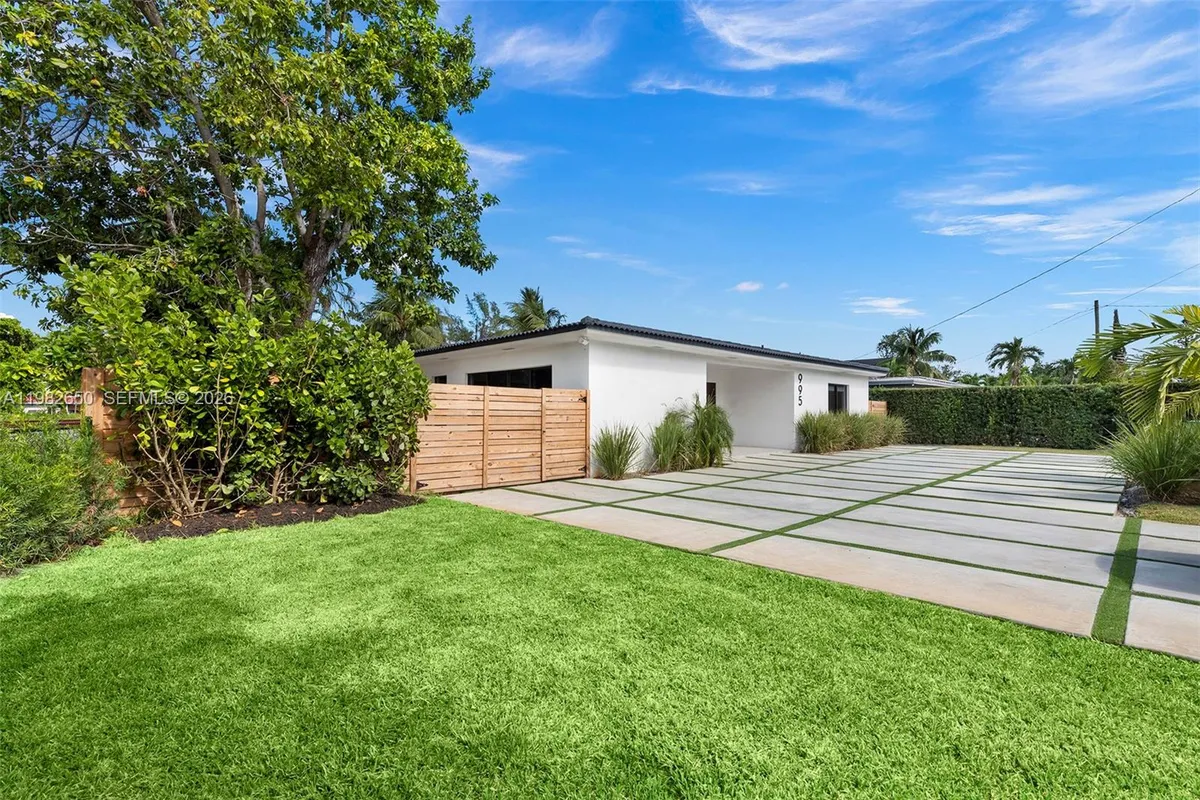 995 NE 107th St, Miami FL 33161