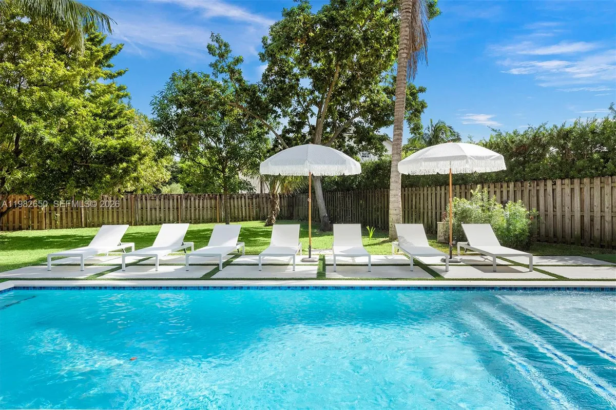 995 NE 107th St, Miami FL 33161