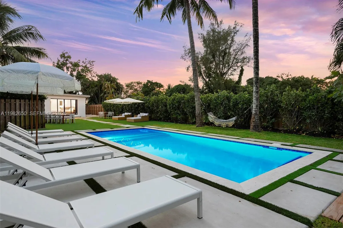 995 NE 107th St, Miami FL 33161