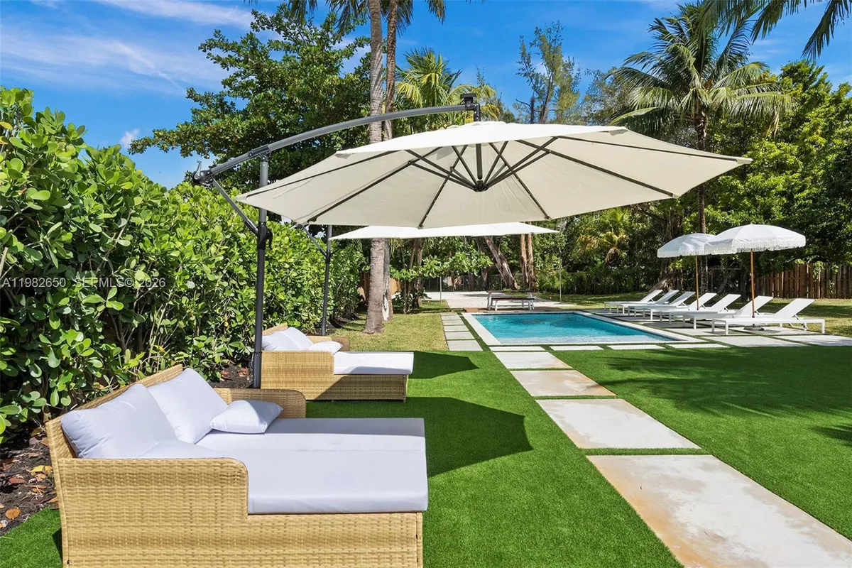 995 NE 107th St, Miami FL 33161