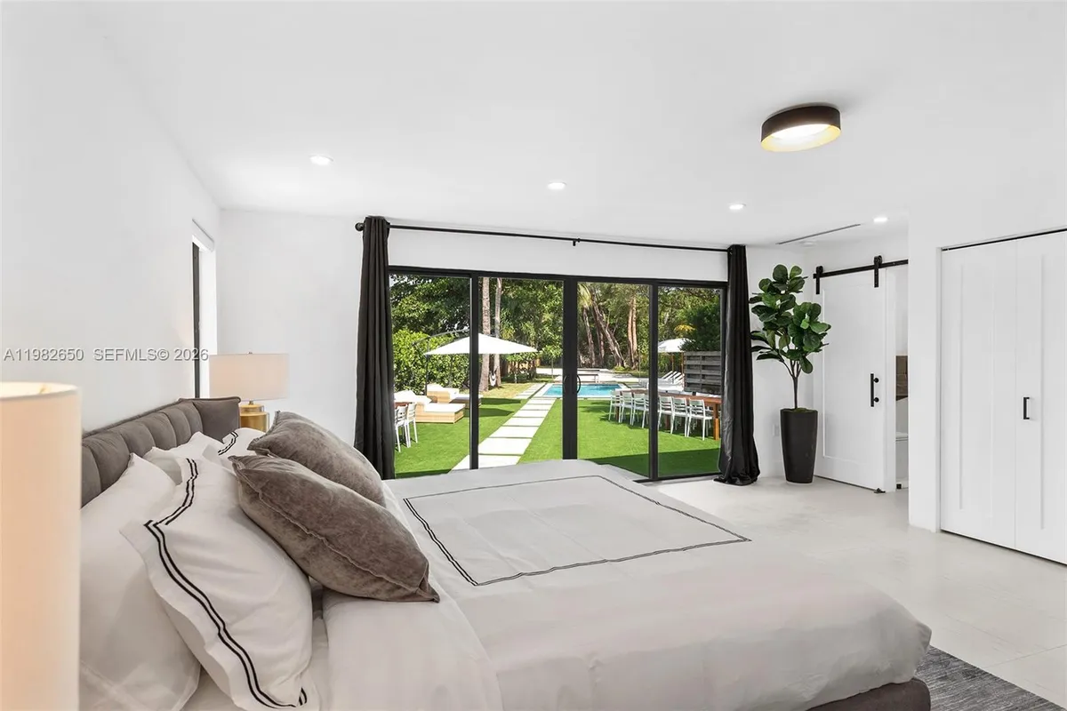 995 NE 107th St, Miami FL 33161