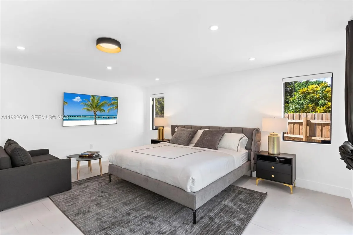 995 NE 107th St, Miami FL 33161