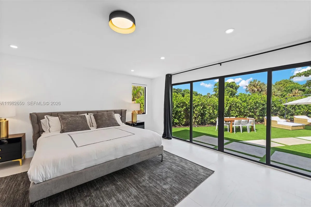 995 NE 107th St, Miami FL 33161