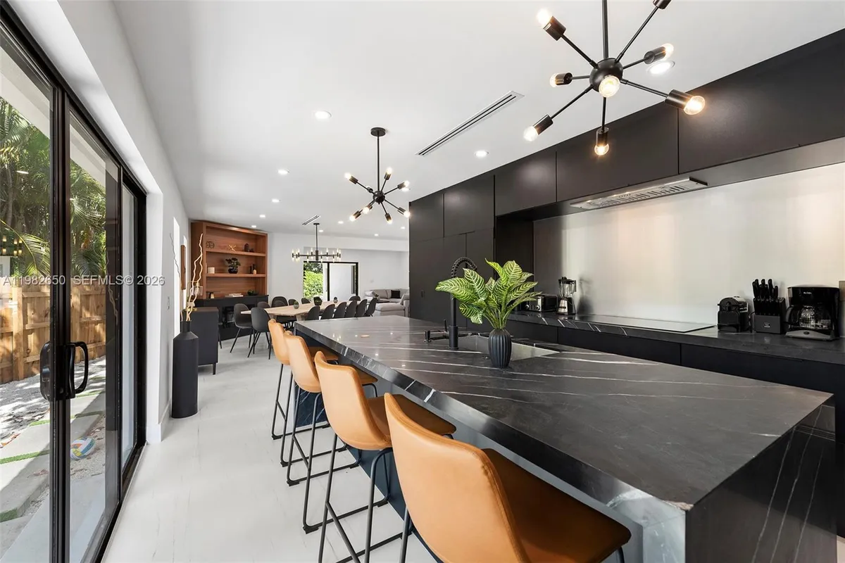 995 NE 107th St, Miami FL 33161