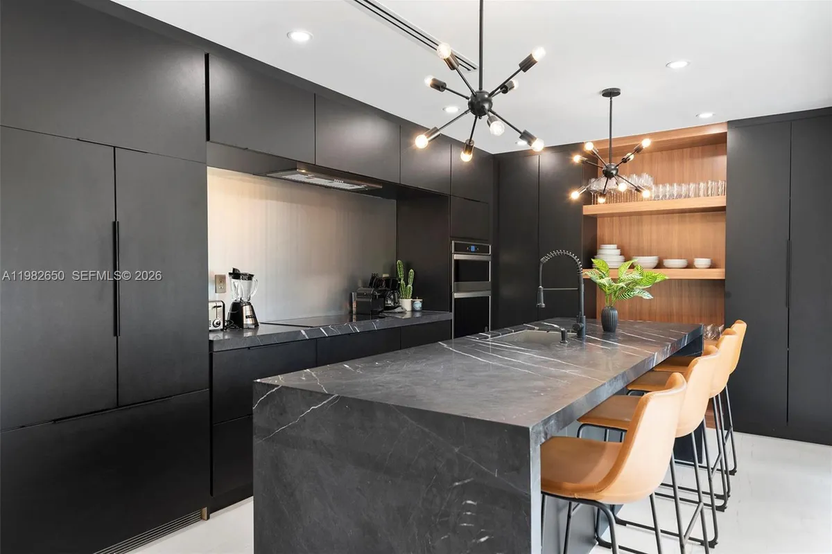 995 NE 107th St, Miami FL 33161