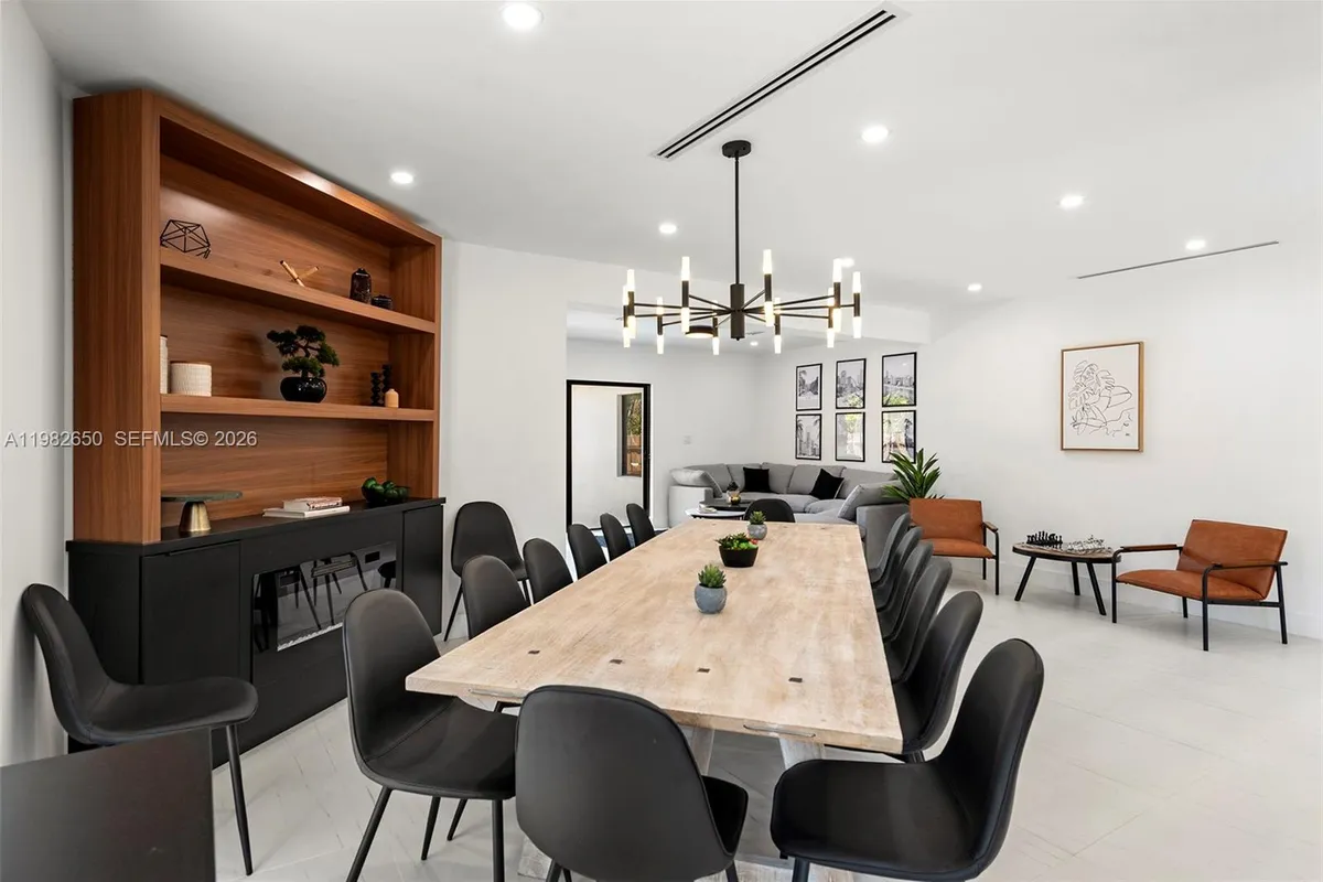 995 NE 107th St, Miami FL 33161