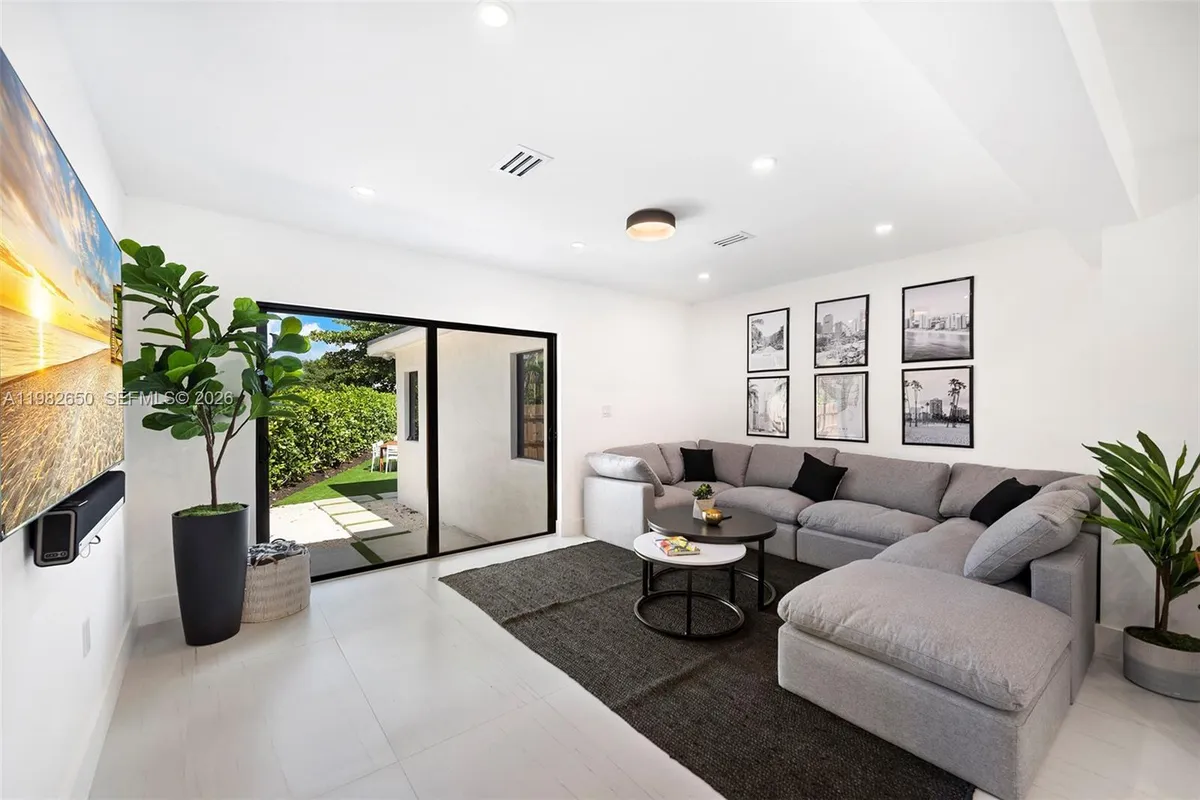 995 NE 107th St, Miami FL 33161