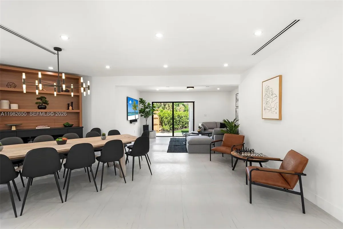 995 NE 107th St, Miami FL 33161