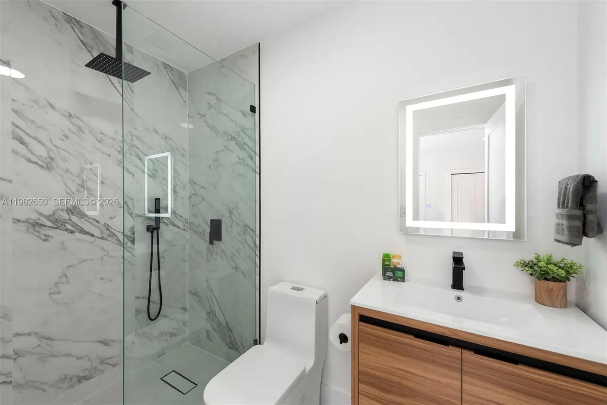 995 NE 107th St, Miami FL 33161